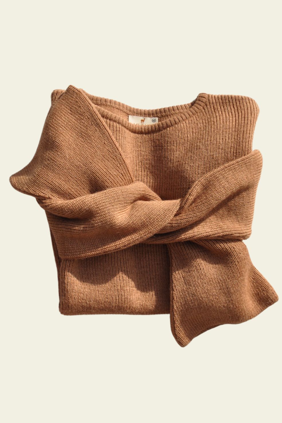 Pull de luxe en baby alpaga Munasqa couleur camel, fait au Pérou par Munay