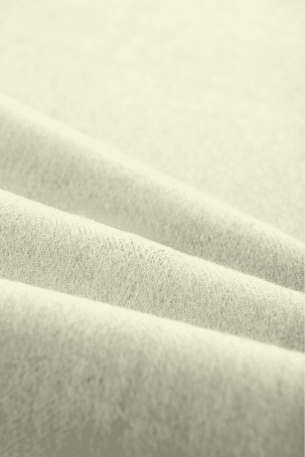 Écharpe de luxe en baby alpaga premium Yachay couleur vert sauge doux, fait au Pérou par Munay