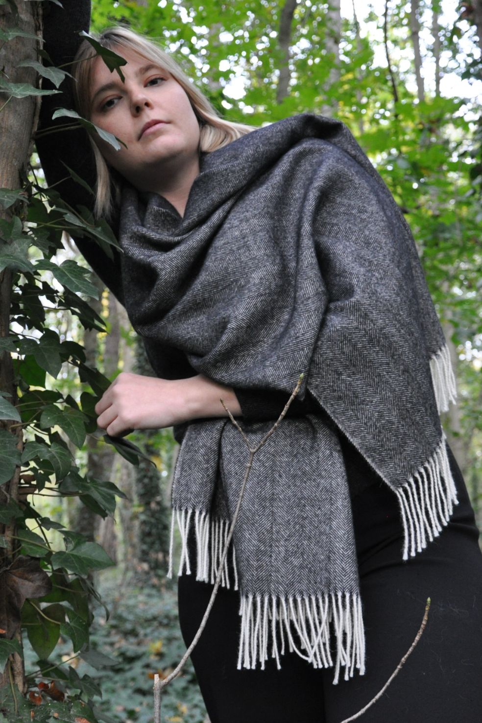 Chalina de lujo de baby alpaca Sumaq color negro, fabricada en Perú por Munay.