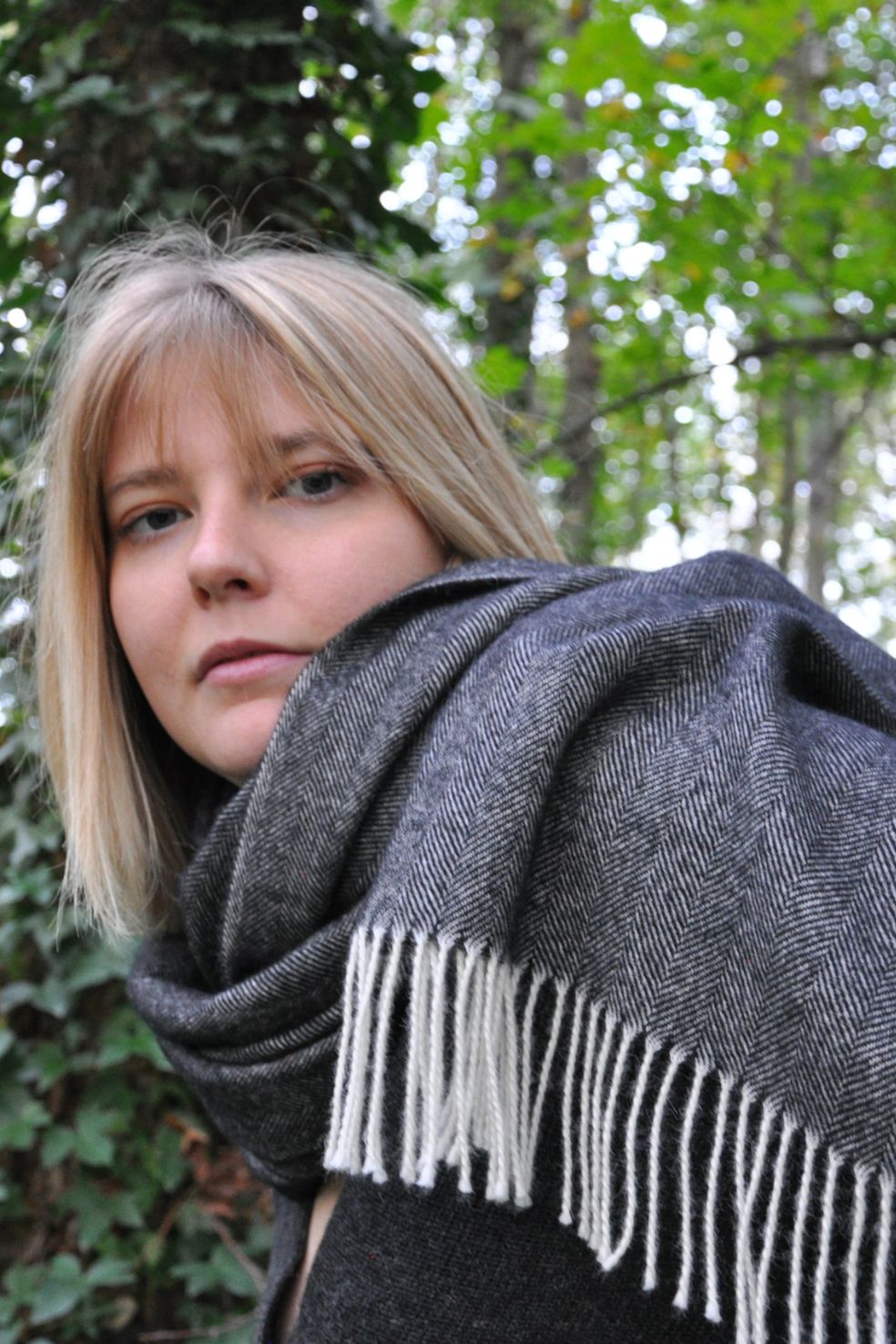 Chalina de lujo de baby alpaca Sumaq color negro, fabricada en Perú por Munay.