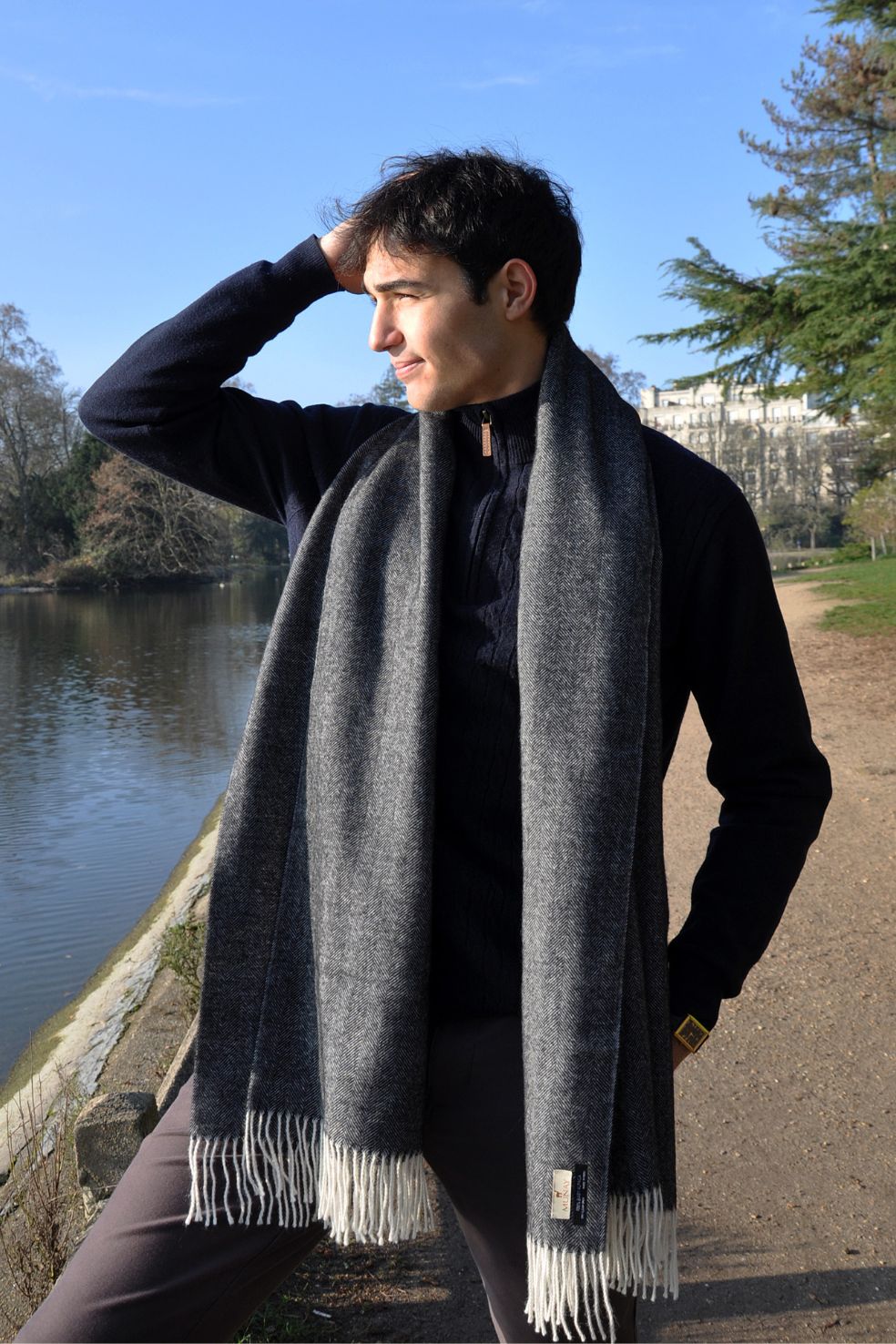 Chalina de lujo de baby alpaca Sumaq color negro, fabricada en Perú por Munay.