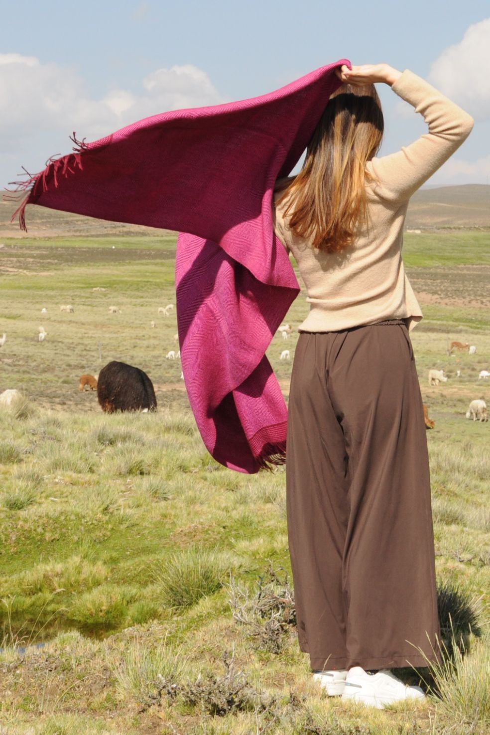Luxury baby alpaca shawl Sinchi in pink, made in Peru by Munay.