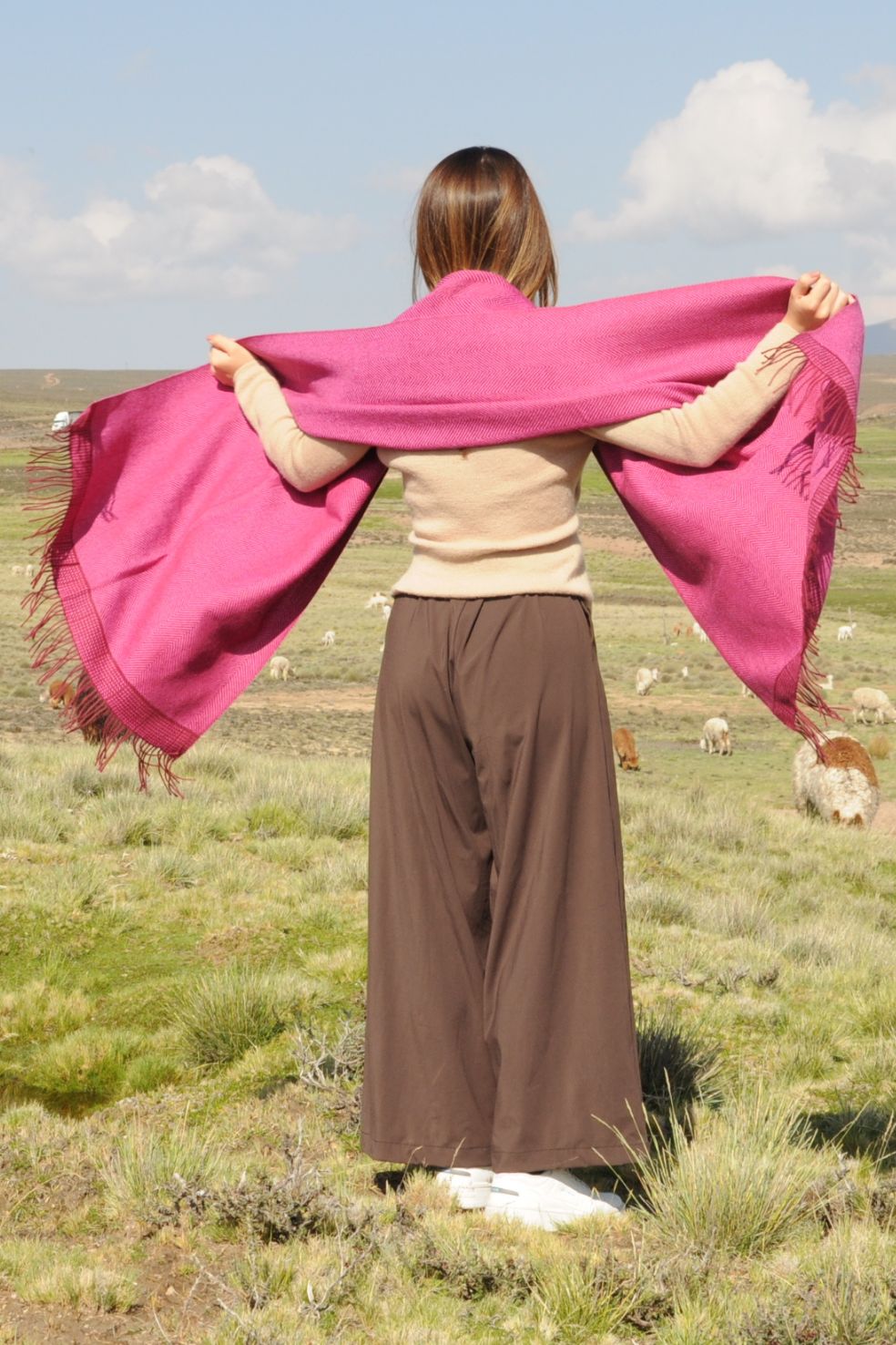 Luxury baby alpaca shawl Sinchi in pink, made in Peru by Munay.
