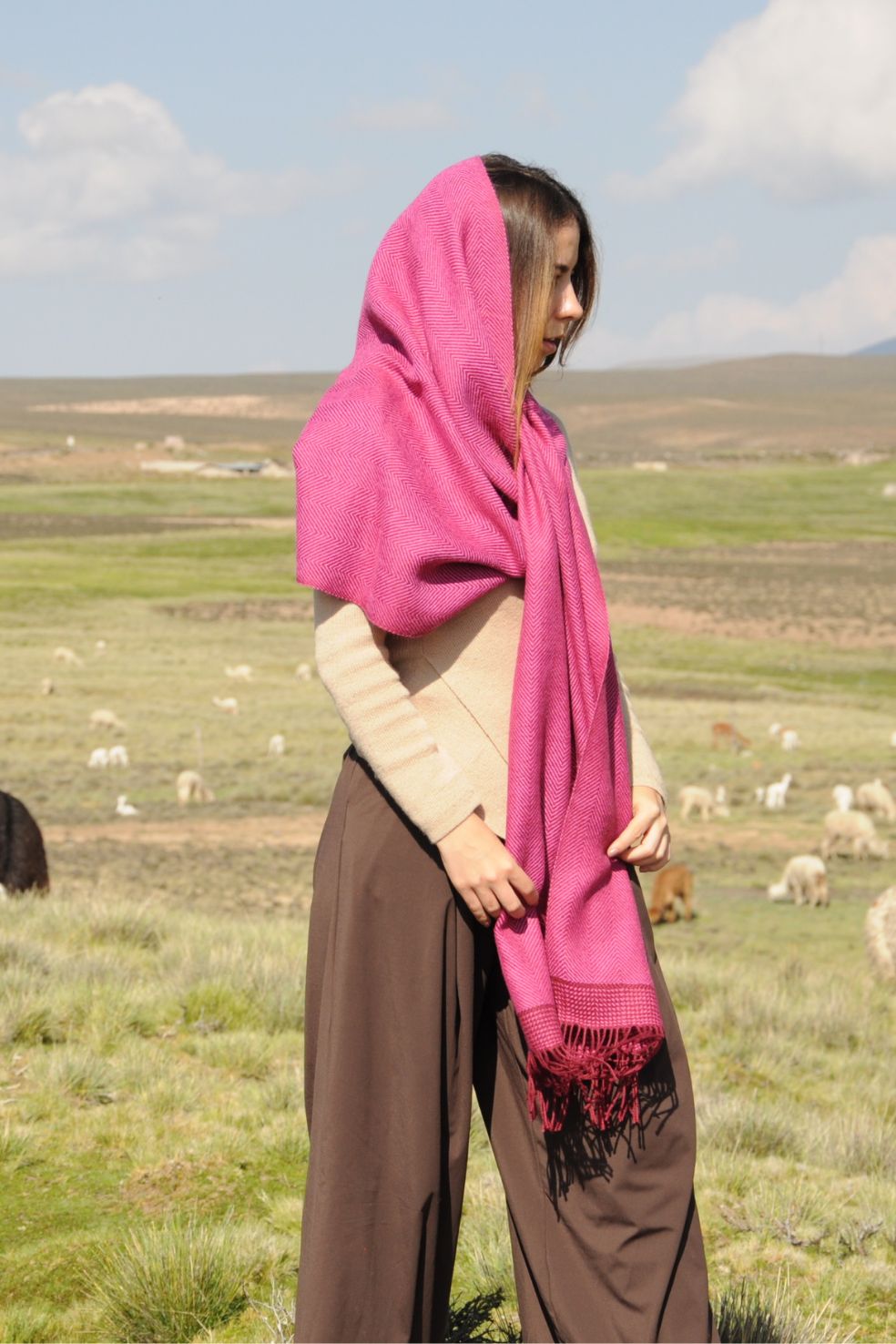 Luxury baby alpaca shawl Sinchi in pink, made in Peru by Munay